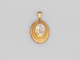 un porte-clés en or orné d'une image représentant une femme en robe