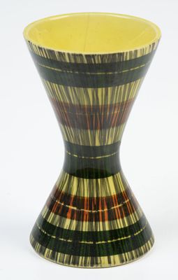un vase posé sur une surface blanche