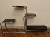 une table noire et chromée et un tabouret noir et blanc