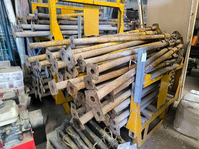 un gros tas de tiges métalliques empilées les unes sur les autres