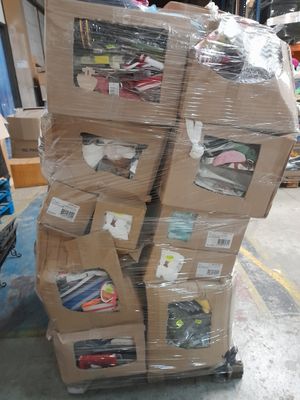 de nombreux cartons empilés les uns sur les autres dans un entrepôt