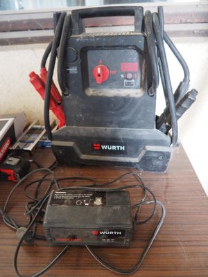 un aspirateur noir et rouge posé sur une table en bois