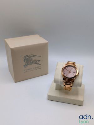 an image of a watch sitting on top of a white box