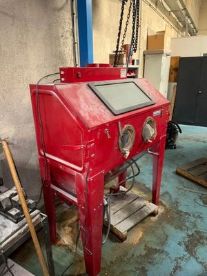 une machine rouge qui se trouve dans une pièce