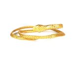 gros plan d'un bracelet en or sur fond blanc