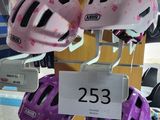 plusieurs casques en vente dans un magasin, avec leurs étiquettes de prix