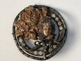 a picture of a brooch with a lion on it