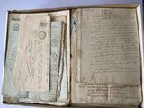 un livre contenant de nombreux vieux papiers