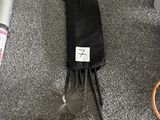 un balai, une brosse et d'autres objets par terre