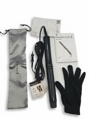 un sèche-cheveux, des gants et d'autres objets posés sur la table