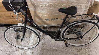 un vélo garé devant une boîte