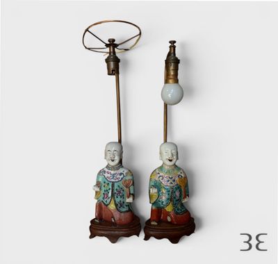 paire de figurines chinoises anciennes avec des lampes sur des socles