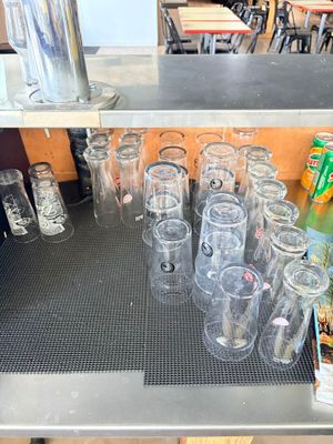 de nombreux verres vides posés sur une table dans un restaurant