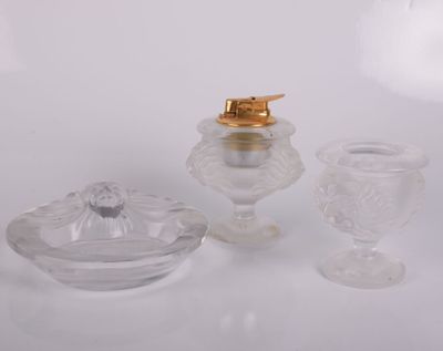 trois morceaux de verre posés sur une surface blanche, recouverts d'un couvercle doré