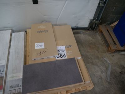 une pile de cartons posée sur une palette dans un garage
