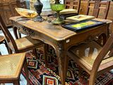 une table entourée de plusieurs chaises