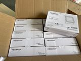 un grand nombre de boîtes empilées les unes sur les autres