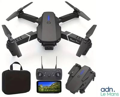 un gros plan sur un drone équipé d'une caméra et d'un sac