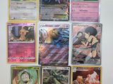 beaucoup de cartes pokemon sur la table