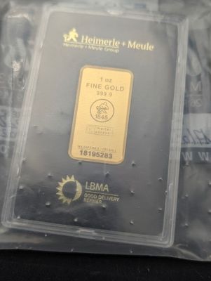 un lingot d'or dans un sac en plastique posé sur une table