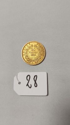 gros plan d'une pièce d'or portant une étiquette de prix