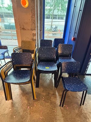 de nombreuses chaises disposées devant une fenêtre