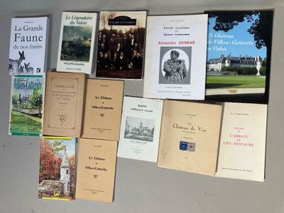 Plusieurs livres sont posés sur une table devant un ordinateur portable