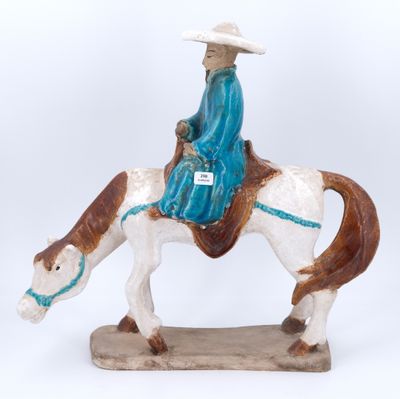figurine représentant un homme à cheval, coiffé d'un chapeau