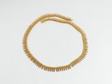 un collier en or sur fond blanc