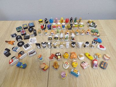 beaucoup de jouets posés sur une table en bois