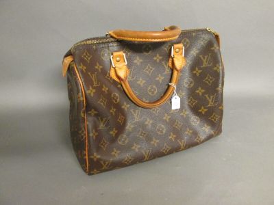 un sac à main Louis Vuitton muni d'une étiquette