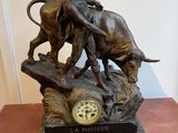 une statue en bronze représentant une femme et un taureau, posée sur une table