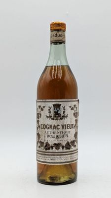 une bouteille de cognac « vieux » sur fond blanc