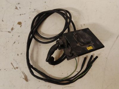 un cordon noir relié à un appareil électrique