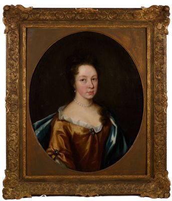 un tableau représentant une femme vêtue d'une robe dorée et d'une cape bleue