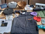 une table sur laquelle se trouvent de nombreux objets