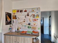 Bureau en mélaminé clair à caisson intégré à trois tiroirs e… (photo 5)