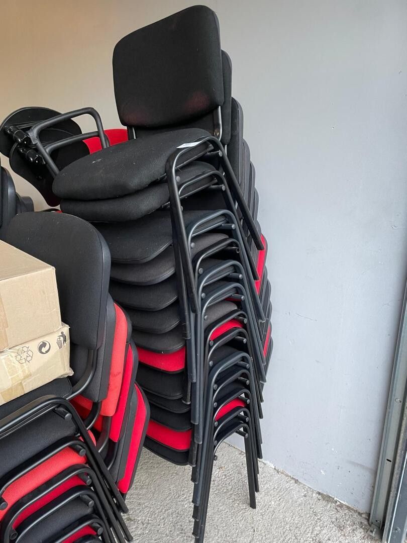 Un lot de 13 chaises d'accueil en tissus rouges et noires