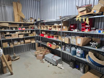 de nombreux cartons et boîtes sur les étagères du garage