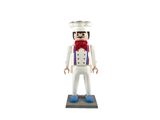 une figurine représentant un homme coiffé d'une toque de chef