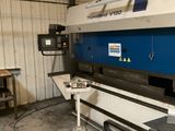 une grande machine installée dans un bâtiment