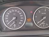 un gros plan sur le tableau de bord d'une voiture, avec ses jauges et ses compteurs de vitesse