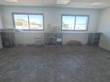 une pièce vide avec de nombreuses fenêtres et un bureau