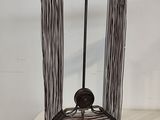 une sculpture métallique représentant une horloge posée sur une table