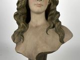 statue d'une femme aux cheveux longs, avec des fleurs sur la tête
