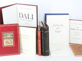 plusieurs livres empilés les uns sur les autres sur une table