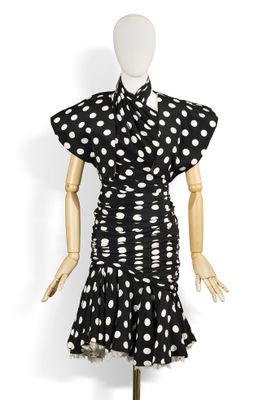 robe à pois noirs et blancs sur un mannequin, un mannequin, un mannequin, un mannequin, un mannequin, un mannequin, un mannequin, un mannequin, un mannequin, un mannequin, un mannequin, un mannequin, un mannequin, un mannequin, un mannequin, un mannequin, un mannequin, un mannequin, un mannequin, un mannequin, un mannequin, un mannequin, un mannequin, un mannequin, un mannequin, un mannequin, un mannequin, un mannequin, un mannequin, un mannequin, un mannequin, un mannequin, un mannequin, un mannequin, un manne