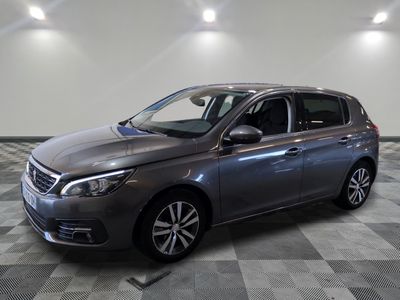 Une Nissan Senta 2018 dans un showroom au sol à damier