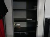 une photo d'un placard dans une petite pièce