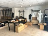 une photo d'un magasin de vêtements avec des mannequins en arrière-plan